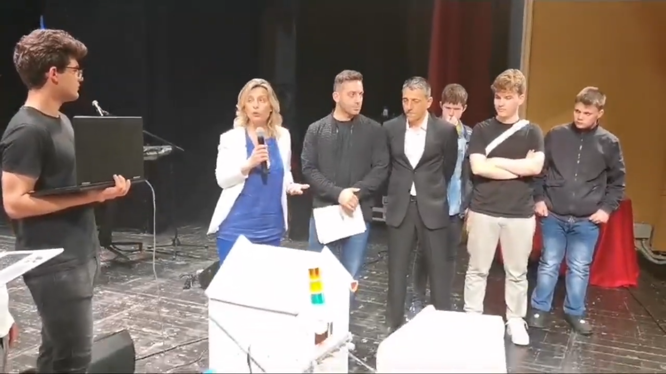 La spiegazione del prototipo alla dirigente della Regione Campania ed al noto showman Francesco Cicchella